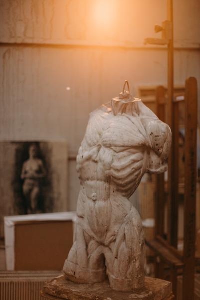 Photo by cottonbro studio: https://www.pexels.com/photo/white-concrete-statue-of-man-under-the-light-bulb-3779021/