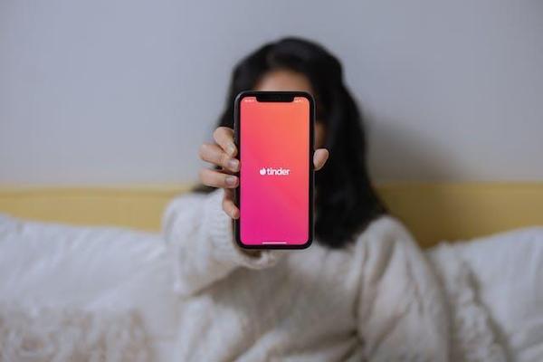 Photo by cottonbro studio: https://www.pexels.com/photo/a-woman-showing-her-smartphone-7341892/