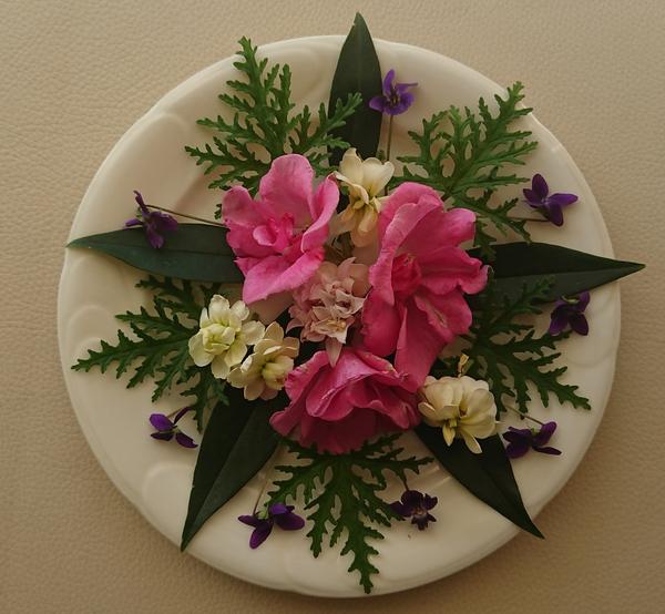 Circular floral arrangement