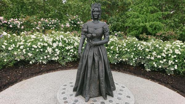 Queen Adelaide statue