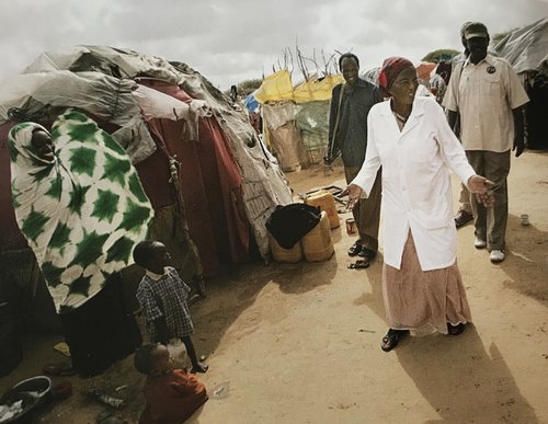 Dr. Hawa in the camp (2007). Photo: Kuni Takahashi/Getty Images.