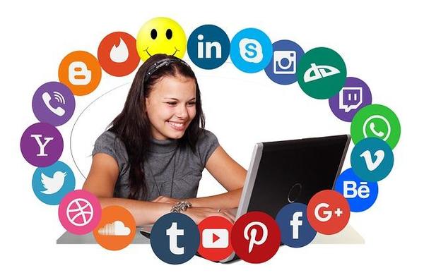 woman at computer social media