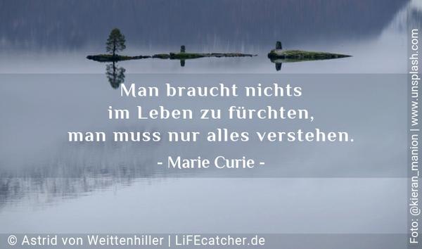 Schönes Bild mit dem Zitat von Marie Curie: Man braucht nichts im Leben zu fürchten, man muss nur alles verstehen.