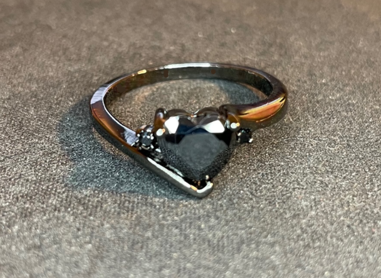 black onyx heart shaped dark crystal 14kt gold ring gothic vintage classic wedding band satanic pagan wiccan occult darkness jewelry