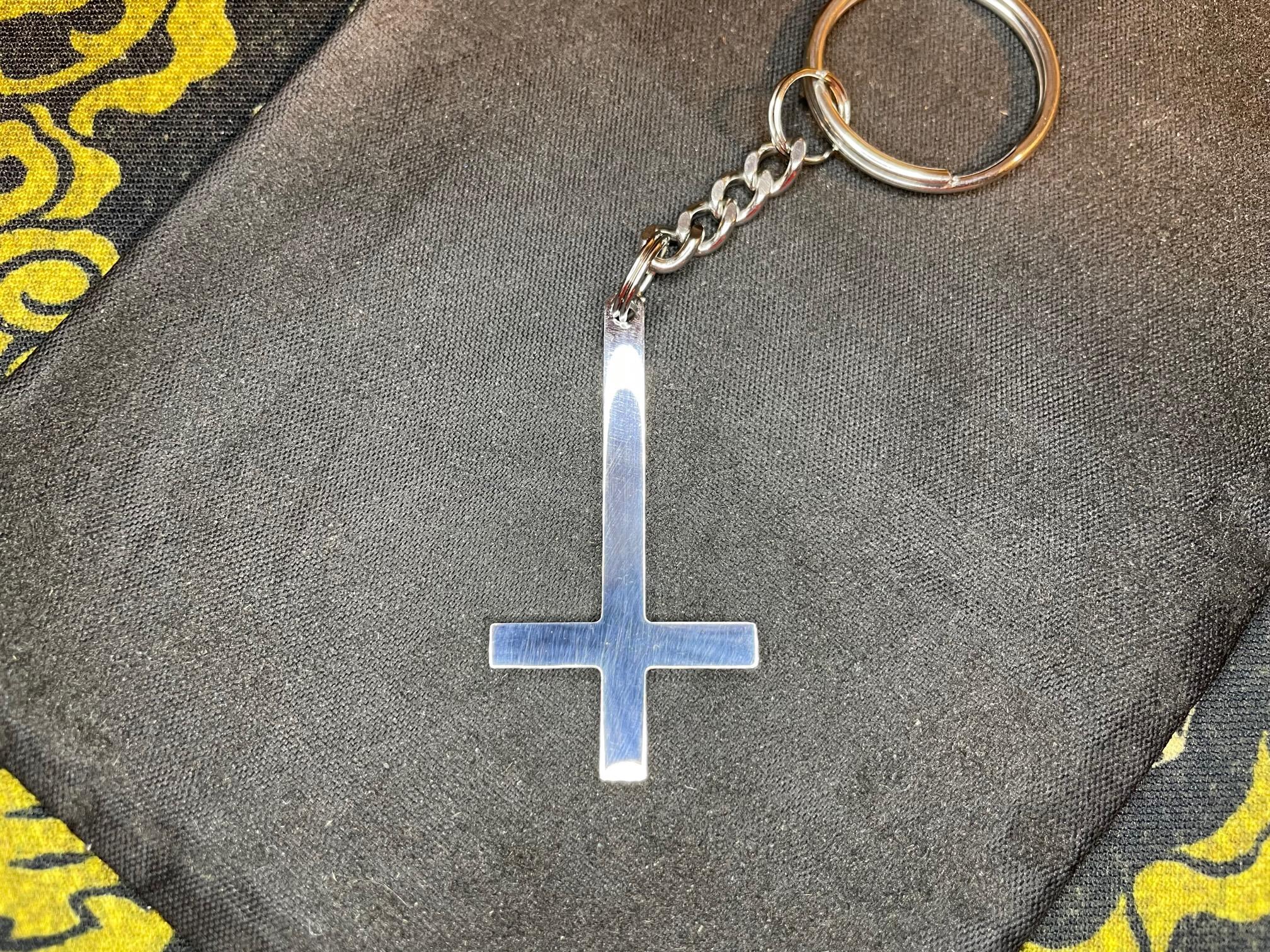 Upside Down Inverted Cross Stainless Steel Pendant Keychain Gothic Minimalist Retro Satanic Pagan Wiccan Druid Occult Darkness Jewelry Silver Color