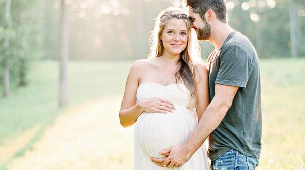 Thomas Rhett & Wife Lauren's Maternity Photos Are A Dream Come True