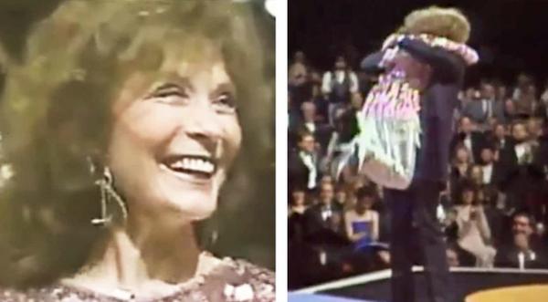 Loretta Runs On Stage & Jumps Into Johnny’s Arms During Hall Of Fame Induction