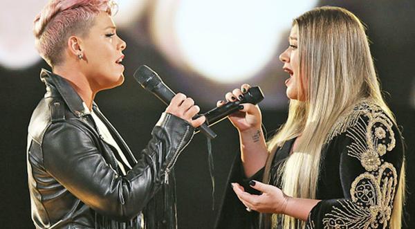 Kelly Clarkson & P!nk Honor Victims Of Recent Tragedies With Somber 'Everybody Hurts'