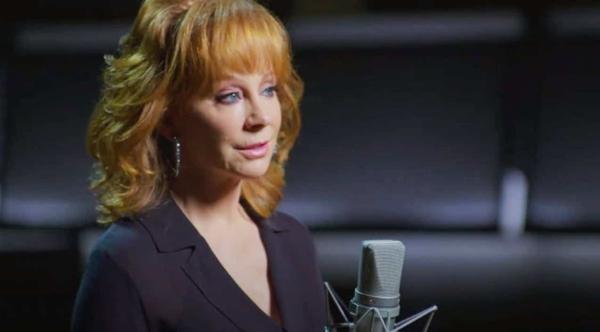 Reba McEntire Sings “Sweet Dreams” 