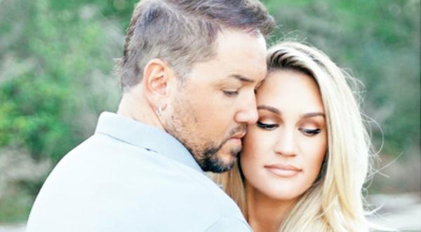 Jason Aldean & The Entire Family Rock Matching Outfits In Family Photo