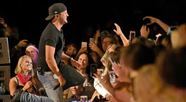 Luke Bryan Spots Country Legend In Crowd & Stops What He’s Doing To Pay Tribute