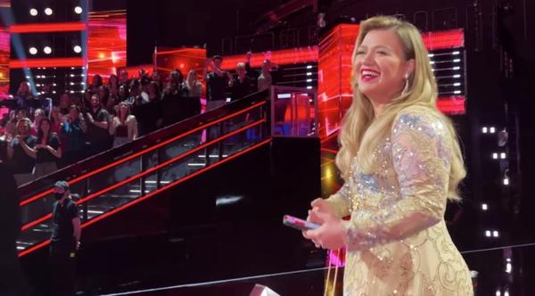 Kelly Clarkson Stunned When Whole "Voice" Crowd Sings Her Song