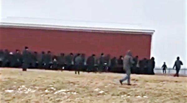 250 Amish Men Carry Entire Barn 150 Feet To New Location