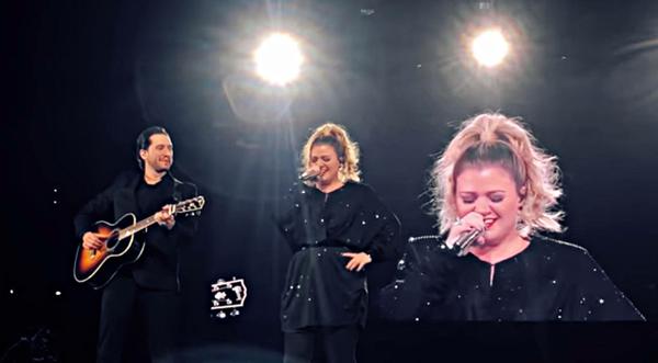 Kelly Clarkson Breaks Down In Emotional “Piece By Piece” Performance
