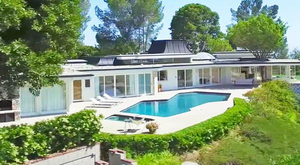 Elvis Presley's Former Estate Up For Rent At Wild Price