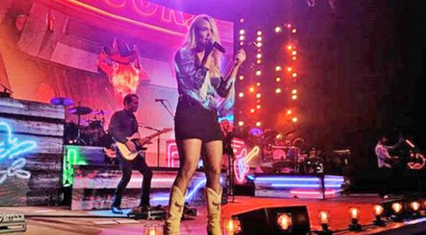 Fan Throws Bottle To Miranda Lambert During Live Show And She Takes It Like A Champ