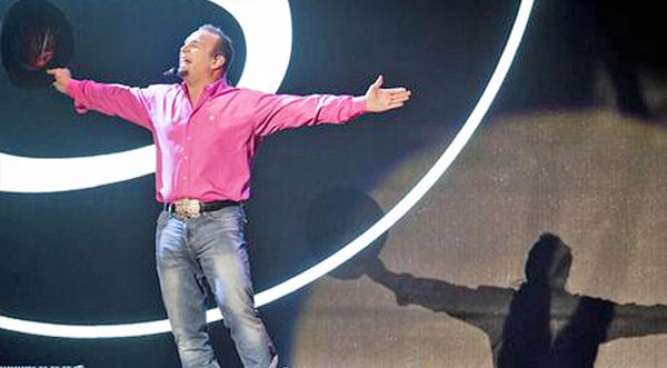 Garth Brooks Performs 'Friends In Low Places' With Killer Surprise That Floored The Crowd