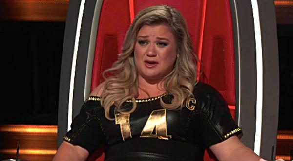 Kelly Clarkson Cries (A Lot) After Failing To Fight Emotions On 'The Voice'