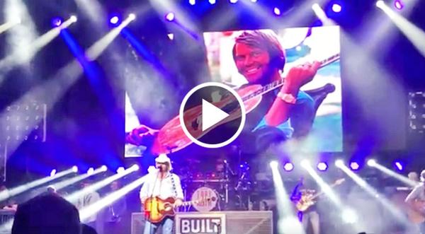 Toby Keith Pays Homage To The Late Glen Campbell With Tear-Worthy Performance