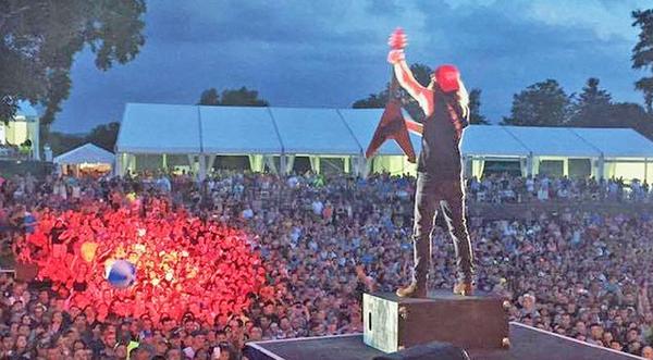 Country Singer Stops Concert To Announce Pregnancy