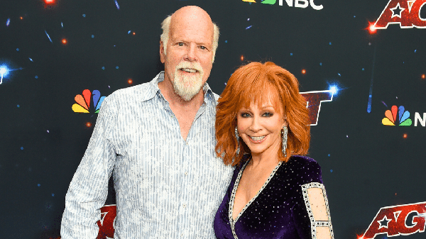 Reba McEntire & Rex Linn Pose For Photos On “AGT” Red Carpet
