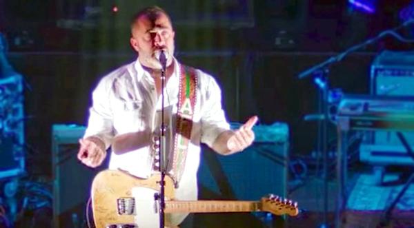 Aaron Lewis Refuses To Surrender - Takes Stand With Performance Of 'Country Boy'