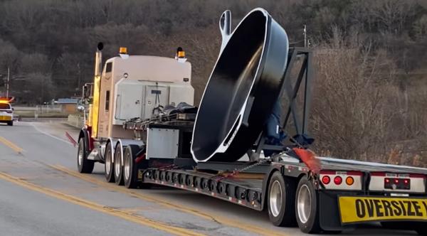 14,000 lb Skillet Filmed Riding Down Tennessee Interstate
