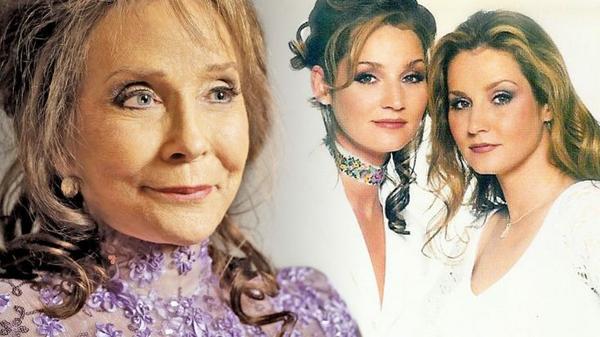 Loretta Lynn’s Daughters, The Lynns, Give A Fiery Performance Of Their Hit Song ‘Woman To Woman’