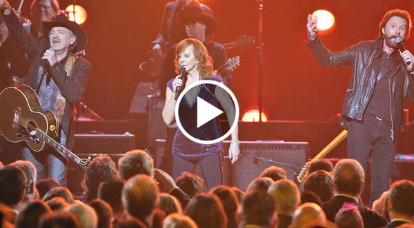Reba and Brooks & Dunn Bleed Patriotism In Energetic "Only In America" Performance