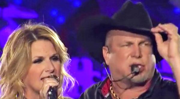 Garth Brooks Forgets His Hat, So Trisha Yearwood Brings It To Him In Epic Way