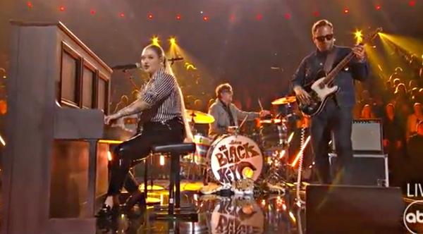 Elle King Sets Piano On Fire While Honoring Jerry Lee Lewis At CMAs