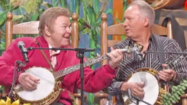 Decades Later, Roy Clark & Buck Trent Reunite For ‘Dueling Banjos’ Performance