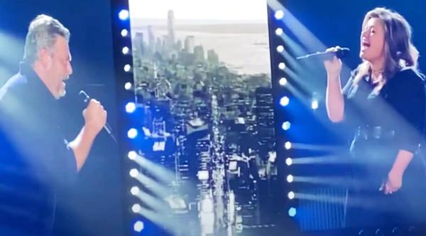 Blake Shelton Brings Out Kelly Clarkson For Surprise “Lonely Tonight” Duet