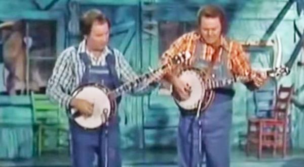 Roy Clark & Buck Trent Tear Up The Stage In Epic 'Dueling Banjos' Battle (WATCH)