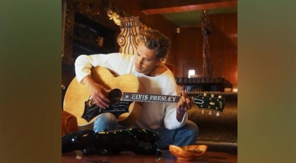 “Elvis” Actor Austin Butler Plays Elvis’ Guitar In Graceland’s “Jungle Room”