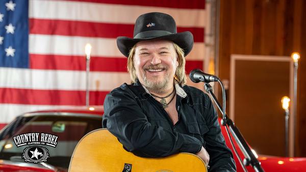 Travis Tritt Pays Tribute To Waylon Jennings With Medley