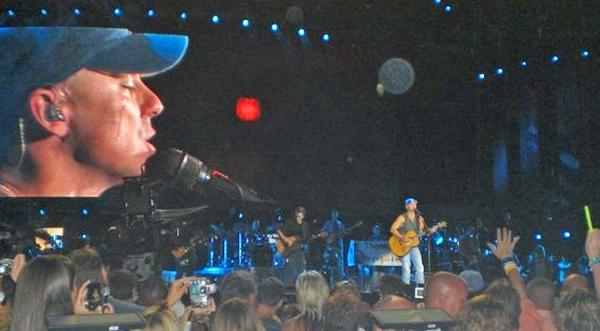 Kenny Chesney Breaks Down During Emotional Performance Of 'Better As A Memory'