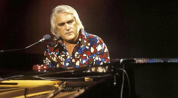 Flashback: Charlie Rich Takes Country Music By Storm