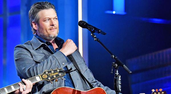 Blake Shelton Calls Out Liars & Cheaters During Pop-Up Performance