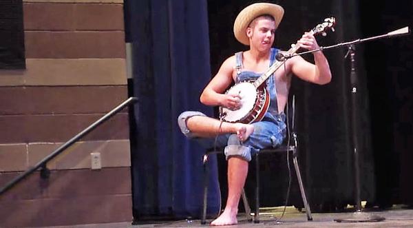 'Hillbilly' Stuns The Audience With Impressive Banjo-Playing Skills