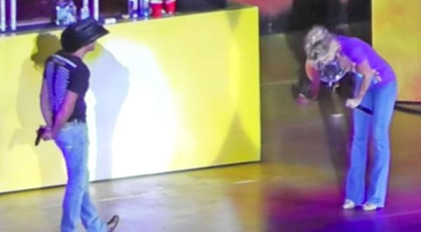 Faith Hill Doubles Over In Tears While Singing ‘I Need You’ To Tim McGraw