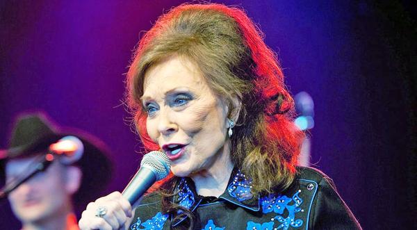 Loretta Lynn Needs Surgery After 'Serious' Fall, Cancels More Shows