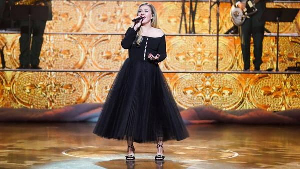 Kelly Clarkson Celebrates “Christmas At The Opry” With Performance Of “Underneath The Tree”