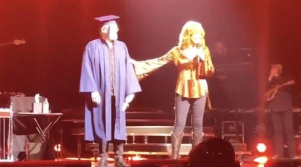 Reba McEntire Halts Concert For Unexpected Reason