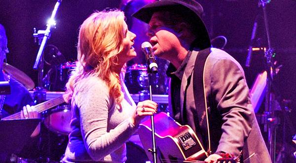 Trisha & Garth Bring Thousands To Tears With Earth-Shaking Prince Tribute