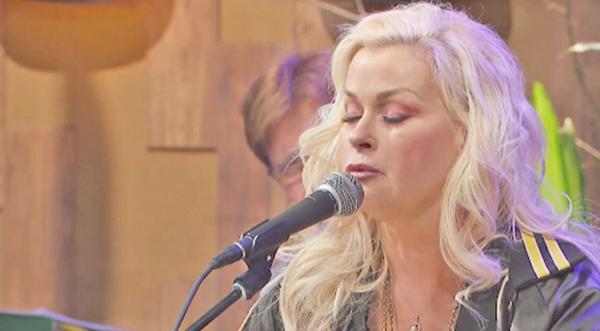Decades After She Released It, Lorrie Morgan Performs 'Picture Of Me' In Front Of Fellow Country Singers