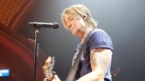 Keith Urban Pays Tribute To Naomi Judd With Emotional “Love Can Build A Bridge” Cover