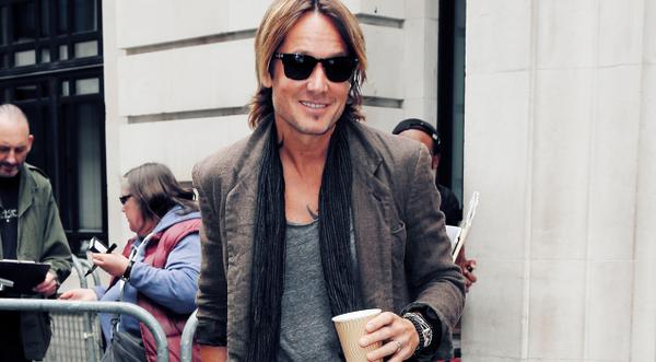 Generous Teacher Offers Stranger Cash, Discovers It’s Keith Urban