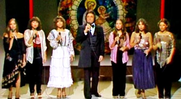 Johnny Cash And His Daughters Sing 'Silent Night' In Honor Of June's Mother Who Passed