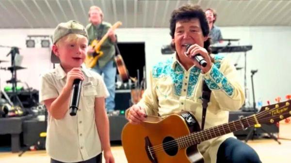 Shenandoah Invites 5-Year-Old Boy Onstage To Sing “Two Dozen Roses”